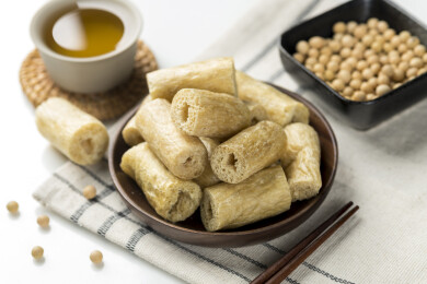 一盘素豆肠摆放在桌面上特写