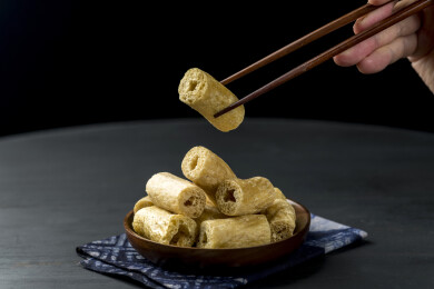 一盘素豆肠摆放在桌面上特写