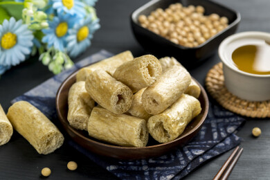一盘素豆肠摆放在桌面上特写