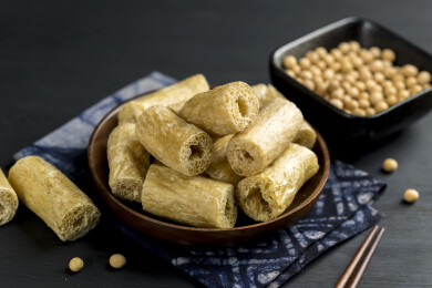 一盘素豆肠摆放在桌面上特写