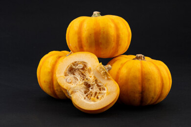 切开的雕刻小橘瓜