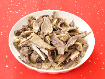红色背景上的一盘子年夜饭美食手撕鹅肉