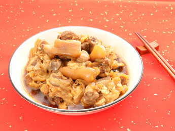 红色背景上的一道年夜饭美食红烧猪蹄