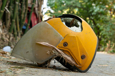 破烂摩托车或电动车头盔