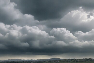 乌云密布的天空主题
