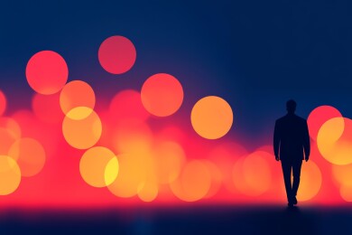 夜色中前行的男子
