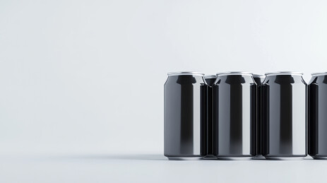 黑色铝罐排列在白色背景上