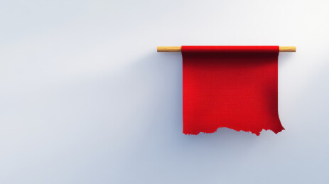 红色布条挂在白色墙壁上