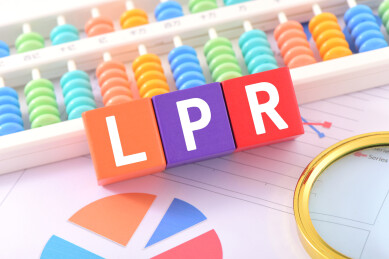 金融办公用品上放着字母积木LPR