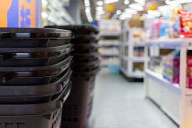 杂货店购物篮的堆叠视图