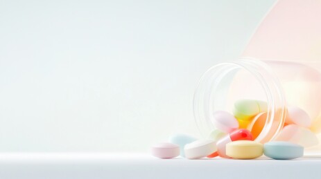 彩色药片从瓶中溢出