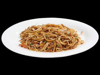 黑色背景上的一盘子广东特色美食宵夜炒河粉