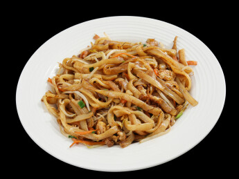 黑色背景上的一盘子广东特色美食宵夜炒河粉