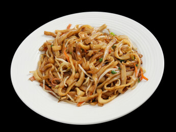 黑色背景上的一盘子广东特色美食宵夜炒河粉