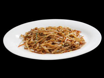 黑色背景上的一盘子广东特色美食宵夜炒河粉