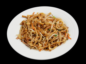 黑色背景上的一盘子广东特色美食宵夜炒河粉