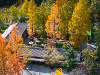 陕西省汉中市秦岭留坝高江路民宿秋景