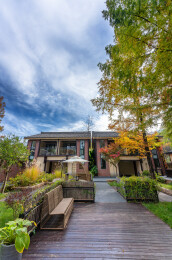 陕西省汉中市秦岭留坝高江路民宿秋景