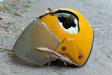 破烂摩托车或电动车头盔