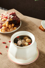 生熟地龙骨瑶柱鸡汤 