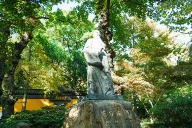 天平山范仲淹雕像