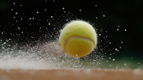 网球在红土场上的瞬间