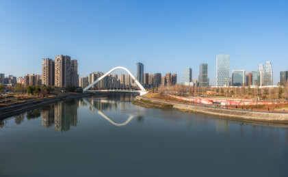 中国四川成都锦江上的锦言大桥及周边建筑