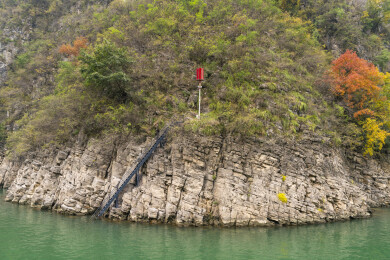 重庆市巫山县小三峡悬崖峭壁上的航标