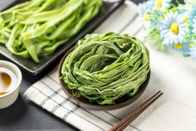 一碗贡菜摆放在桌面上特写
