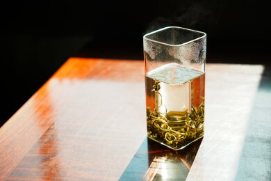 藕园茶室窗边一杯茉莉龙珠