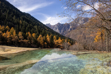 四川阿坝黄龙景区秋色，彩池森林山峰