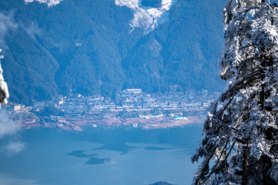 四川眉山瓦屋山景区雪山湖畔的宁静小镇