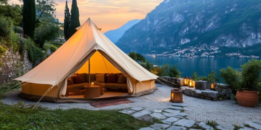 夕阳下的露营帐篷