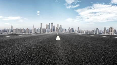 沥青地面与日落南京城市天际线