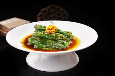 白瓷盘油焖虎皮杭椒创意凉菜特写