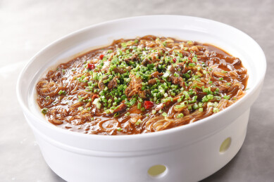 白瓷煲牛杂粉丝煲菜品特写