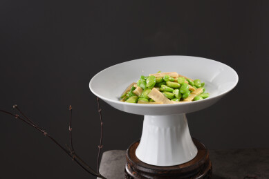 蚕豆笋片高足白瓷冷菜实拍