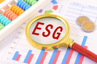 金融办公用品上的放大镜印着字母ESG