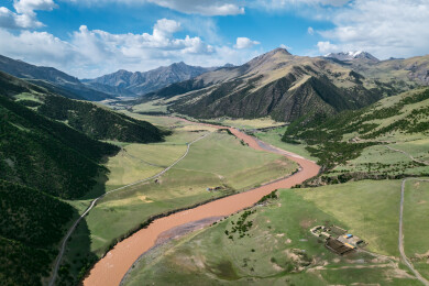 青海玉树杂多县昂赛大峡谷扎曲航拍自然风光