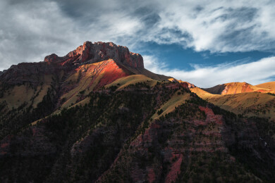青海杂多县昂赛大峡谷巴艾涌丹霞航拍风光