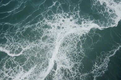 海浪拍打海岸的瞬间