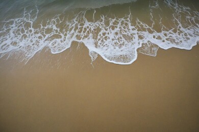 海浪拍打沙滩的瞬间主题