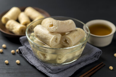 一碗泡发素豆肠摆放在桌面上特写