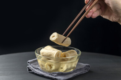一碗泡发素豆肠摆放在桌面上特写