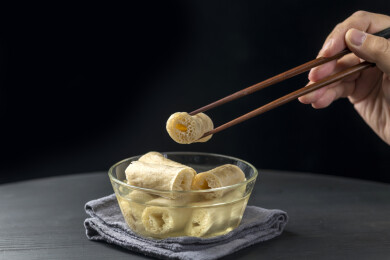 一碗泡发素豆肠摆放在桌面上特写