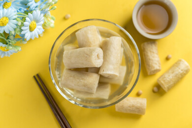 一碗泡发素豆肠摆放在桌面上特写