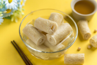 一碗泡发素豆肠摆放在桌面上特写