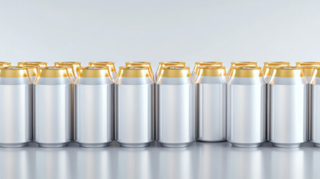 一排银色和金色的铝罐