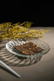 桌面上的盘子里的陈皮普洱茶