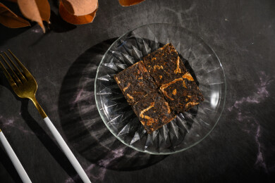 桌面上的盘子里的陈皮普洱茶